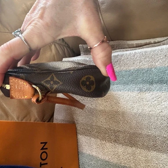 Beautiful 💯% authentic Louis Vuitton POCHETTE accessories monogram